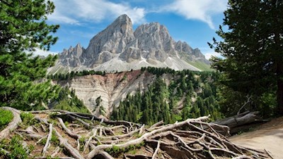 Die freigelegte Nordseite des Peitlerkofel gewährt tiefe Einblicke in die Tektonik der Dolomiten