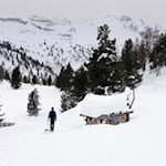 Links zweigt der Weg zur Fanes-, rechts der Weg zur Lavarellahütte ab