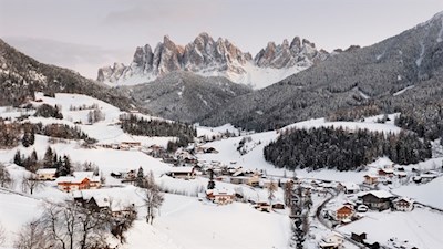 Das-winterlich-verschneite-St-Magdalena-mit-den-Geislerspitzen-im-Hintergrund