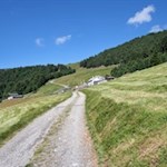 Die Klausner Hütte ist in sanfte Wiesen gebettet