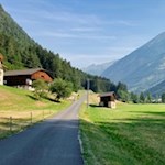 Die Wanderung ins Weitental führt an verstreuten Höfen vorbei