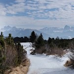 Der breite Weg Nr. 16 wartet mit einem malerischen Blick auf die gegenüberliegende Bergwelt auf