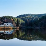 Die Umgebung spiegelt sich im klaren Wasser des Wolfsgrubener Sees