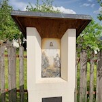 Suggestive Besinnungsstationen säumen den Anstieg nach Thuins