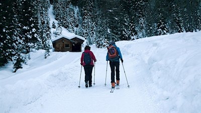Durch den winterlich verschneiten Wald zur Stumpfalm