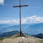 Gipfelkreuz und Aussichtsbank krönen die Karspitze