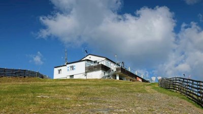 Die Plosehütte auf rund 2450 m hebt sich vor dem herbstblauen Himmel ab