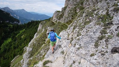 Die Wanderung auf den Sarlkofel führt über zwei seilgesicherte Passagen
