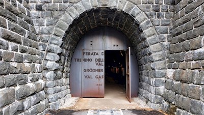 Dieser Tunnel wartet mit interessanten Informationen zur Grödner Bahn auf