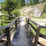 Holzbrücken geleiten trockenen Fußes über den Stolla-Bach