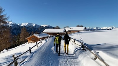 Die Kreuzwiesenalm heißt die Wanderer auch im Winter willkommen
