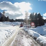 Ab und an fährt ein Linienbus an uns vorbei