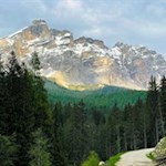 Vor der Kulisse der Lavarellaspitze nach St. Kassian