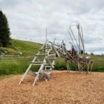 Auf der Riesenlibelle können die Kinder ihre Kletterkünste unter Beweis stellen