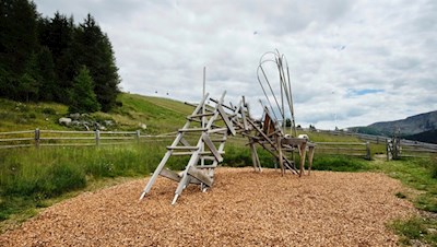 Auf der Riesenlibelle können die Kinder ihre Kletterkünste unter Beweis stellen