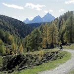 Hinter uns erheben sich die Dolomiten