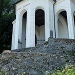 La cappella è dedicata a Santa Barbara, patrona dei minatori