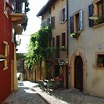 I vicoli tortuosi di Malcesine invitano a passeggiare e a esplorare