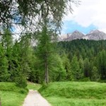 Vom Tre-Croci-Pass führt der Weg zunächst nahezu eben in Richtung Sorapis-See