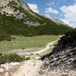 Attraverso un'alta valle chiusa da alte montagne in direzione del lago di Limo