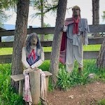 Entlang des Weges entführen liebevoll angelegte Stationen in die Sagenwelt