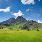 Die malerischen Peitlerwiesen mit dem dahinter aufragenden Peitlerkofel