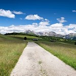 Sanft schlängelt sich der Wanderweg durch die weiten Almwiesen der Seiser Alm