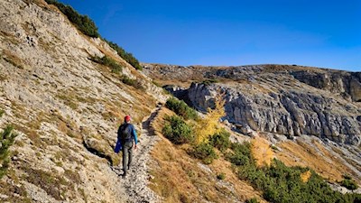 A ridosso del Col di Mezzo il terreno diventa più accidentato