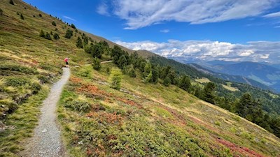 In aussichtsreicher Querung in Richtung Lüsner Joch