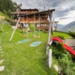 Der gepflegte Garten und Spielplatz des Großstahlhofs laden zum Verweilen ein