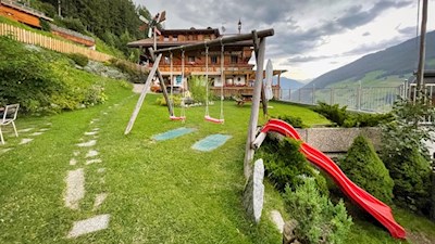 Der gepflegte Garten und Spielplatz des Großstahlhofs laden zum Verweilen ein