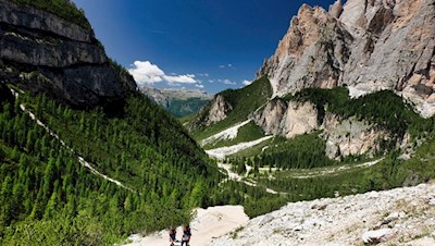 Across steep slopes towards the rifugio Scotoni mountain hut