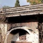 Bei diesem alten Backofen zweigt der Wanderweg rechts ab