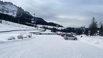 Neben der Kabinenbahn Hubertus finden sich zahlreiche Parkplätze