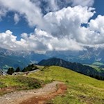 Über den sanften Bergrücken des Puflatsch in Richtung Goller Kreuz