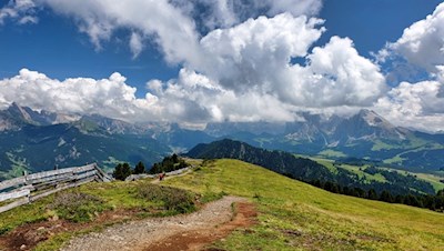 Über den sanften Bergrücken des Puflatsch in Richtung Goller Kreuz