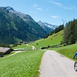 Auf der asphaltierten Straße wandert man von Rein in Taufers zum Wanderparkplatz zurück