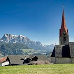 Die Kirche von Sauders vor der Kulisse des Schlern