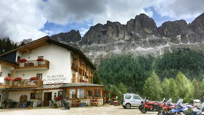 Zu Füßen des Rosengarten lädt der Alpengasthof Jolanda zur Einkehr
