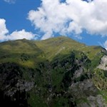 Die Klammalm wird von hohen Felsen umrahmt
