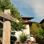 In Karnol folgt man weiterhin der Wegnummer 6