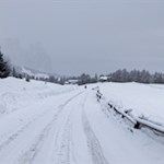 Sanft führt der Wanderweg durch die Winterlandschaft