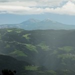 In der Ferne erheben sich das Schwarz- und Weißhorn