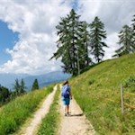 Hinter der Kiener Alm zweigt der Wiesenweg nach Meransen ab