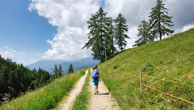 Hinter der Kiener Alm zweigt der Wiesenweg nach Meransen ab
