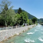 Zu beiden Seiten des Eisacks führt der Bachdammweg in Richtung Wiesen