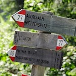 Zahlreiche Wanderschilder weisen den Weg zur Allrissalm
