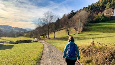 Sanft schlängelt sich der Gumperer Weg durch die Landschaft