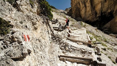 In the steep climb towards lago di Lagazuoi lake