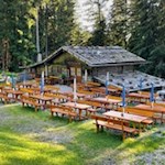 Die-Schafstallhütte-mit-der-einladenden-Terrasse